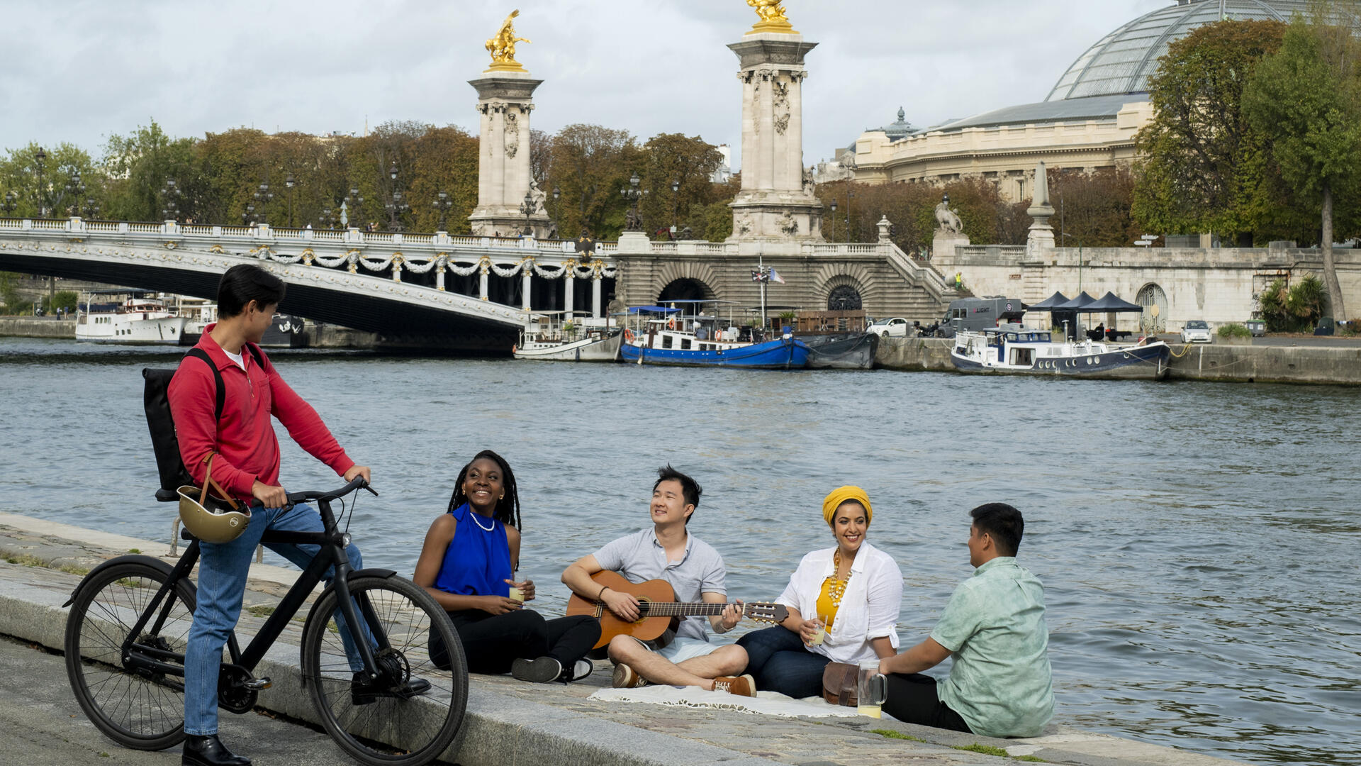Image of 4 people by the Seine river