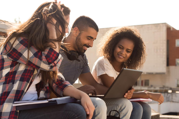 S'inscrire dans l'enseignement supérieur français étudiants campus ordinateur inscription